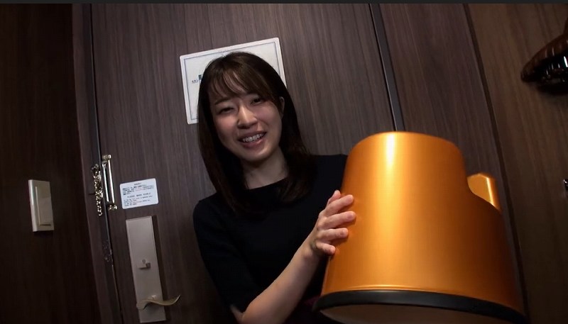 神レベルのフェラチオテクニックを有する初熟女美魔女登場発見しました。ここまでフェラチオをされてみたいと思った女性は久しぶりです。即尺からのフェラチオはとても激しく、心地よい音、フェラ音が心地よくって、、天国級のおしゃぶり技術を持ってます。フェラチオ好きな、ザーメン精子好きな、初熟女美魔女好きな人は絶対に見てください。こんなフェラチオあったんだ!まだまだフェラチオの技術は奥深い、フェラチオ10段の道はまだまだ!